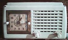رادیوی ساعت زنگ دار اواسط دهه 1940 (با ایستگاه های رادیویی AM)