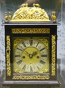ساعت براکتی در حدود سال 1700 توسط دانیل کوئر ( Daniel Quare)در گالری هنر واکر(the Walker Art Gallery)، لیورپول به نمایش گذاشته شده است.