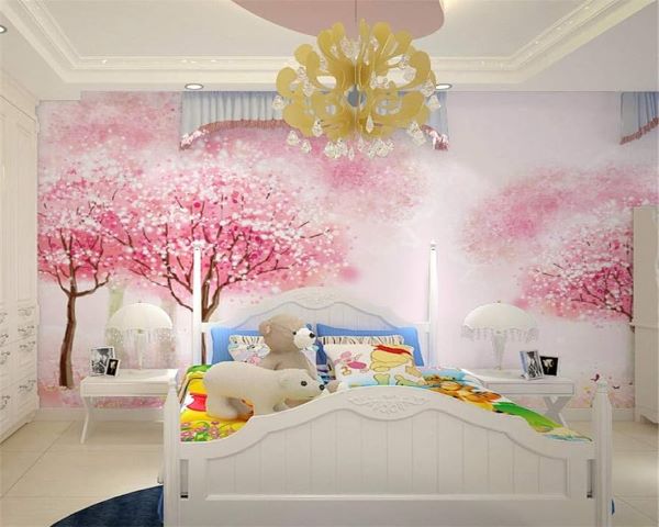استفاده از کاغذ دیواری با طرح درخت صورتی در اتاق خواب کودک