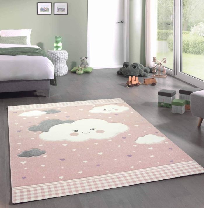 استفاده از یک فرش صورتی با طرح ابر در اتاق خواب کودک