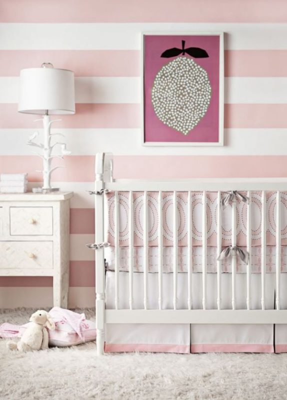 ترکیب رنگ صورتی و سفید بر روی دیوار اتاق کودک