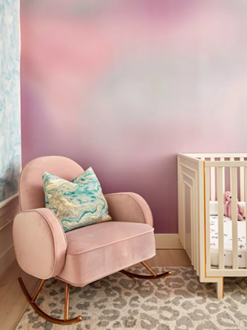 استفاده از کاغذ دیواری ابر و بادی صورتی و یاسی در اتاق خواب کودک